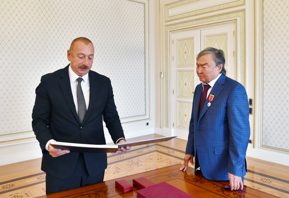 Prezident İlham Əliyev qazax şairi Oljas Süleymenovu qəbul edib