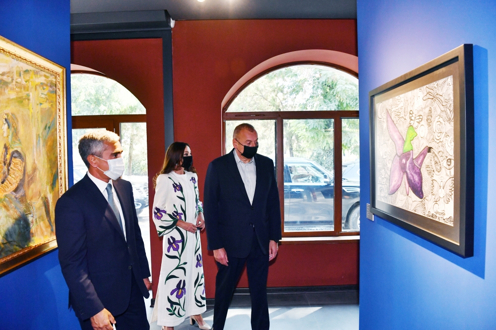 <div style="text-align: left;">Prezident İlham Əliyev və birinci xanım Mehriban Əliyeva Heydər Əliyev Fondu tərəfindən Şuşada təşkil edilən sərgilərə baxıblar</div>