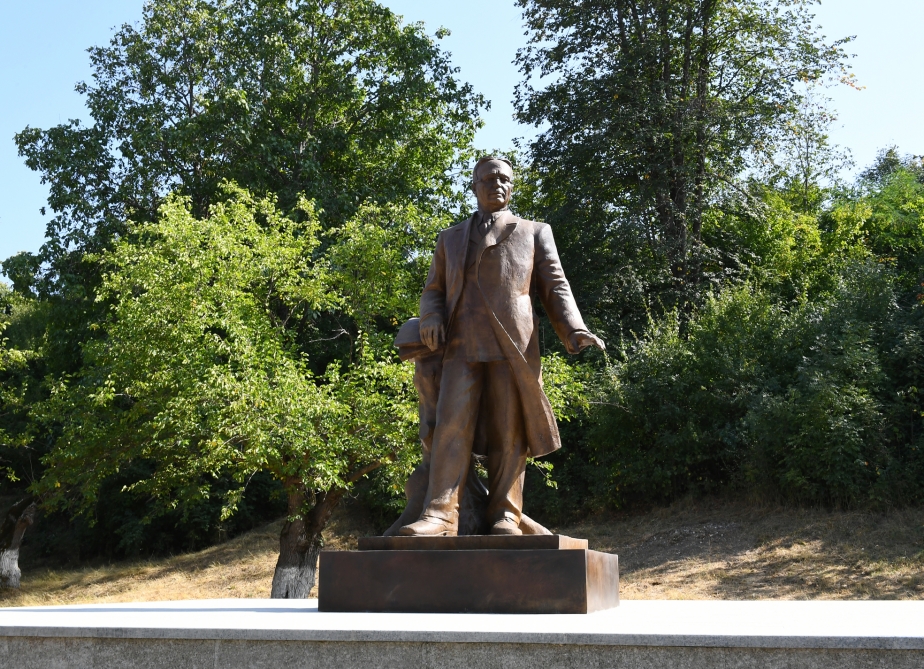 Prezident və birinci xanım Şuşada Üzeyir Hacıbəylinin heykəlinin açılışında iştirak ediblər