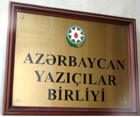 AYB-dən çıxarılan yazıçı Anarı sərt şəkildə tənqid etdi