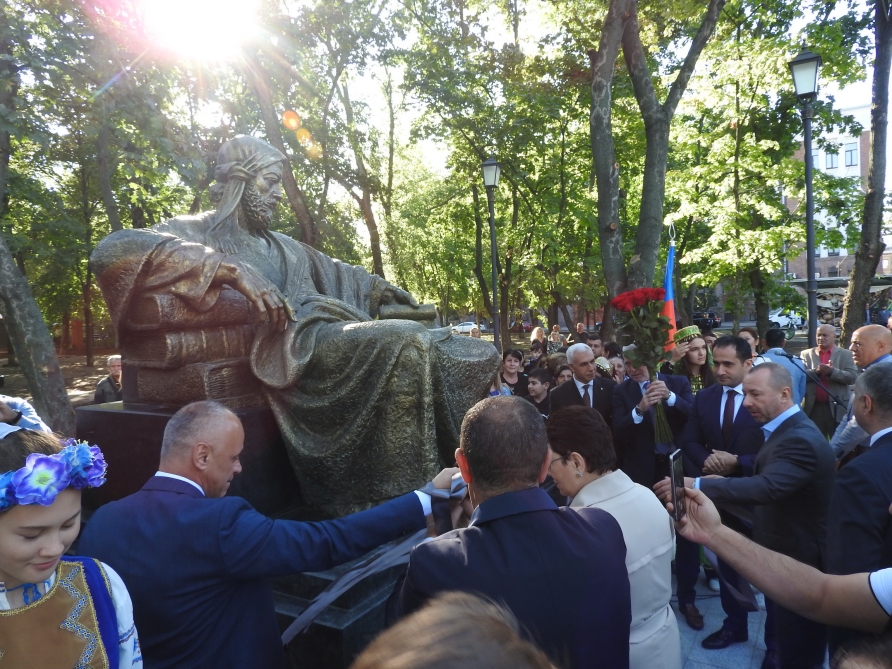 Xarkovda Azərbaycanın dahi şairi və mütəfəkkiri Nizami Gəncəvinin abidəsinin açılış mərasimi olub