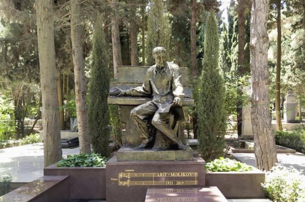 Arif Məlikovun qəbirüstü abidəsi ucaldılıb